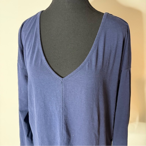 LILLY PULITZER Navy Blue Luxletic Long Sleeve Shirt V Neck Central Seam Sz Large - Picture 3 of 8